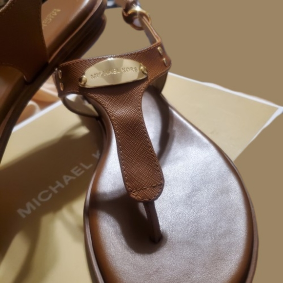 Michael Kors Plate Thong Sandals size 7.5M - Picture 4 of 9
